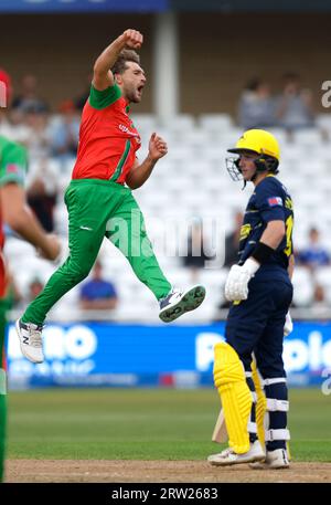 Wiaan Mulder aus Leicestershire feiert, nachdem er beim Metro Bank One-Day Cup Finale in Trent Bridge, Nottingham, das Wicket von Fletcha Middleton Hampshire gewonnen hat. Bilddatum: Samstag, 16. September 2023. Stockfoto