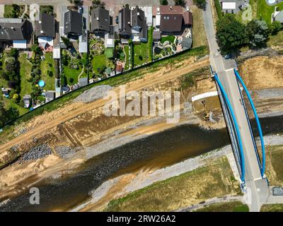20.07.2023, Deutschland, Nordrhein-Westfalen, Dinslaken - Renaturierung der Emscher kurz vor ihrem Einmünden in den Rhein. Hier, Deichverstärkung Stockfoto