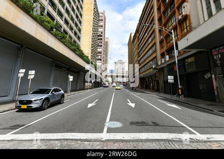 Medellin, Kolumbien - 15. April 2022: Leere Straßen von Medellin, Kolumbien während COVID. Stockfoto