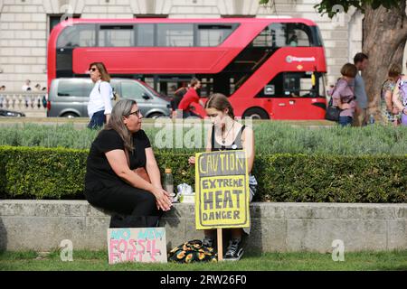 London, Großbritannien. 16. September 2023. Die Klimaaktivisten Extinction Rebellion und viele andere Organisationen organisierten den marsch im Rahmen der internationalen Kampagne „Global Fight to End Fossil Fuels“. Demonstranten fordern ein Ende der Verbrennung von fossilen Brennstoffen, die den Planeten erwärmen, da die Welt unter dramatischen Wetterextremen und rekordverdächtiger Hitze leidet. Proteste unter dem Motto "globaler Kampf zur Beendigung fossiler Brennstoffe" finden in Dutzenden von Ländern auf der ganzen Welt statt und werden das ganze Wochenende über andauern. Quelle: Waldemar Sikora / Alamy Live News Stockfoto