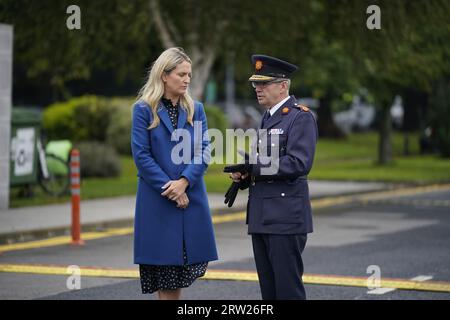 Justizministerin Helen McEntee und Garda-Kommissar Drew Harris vor der Enthüllung eines Garda Siochana Monument of Remembrance im Hauptquartier von Garda, Phoenix Park in Dublin. Bilddatum: Samstag, 16. September 2023. Stockfoto