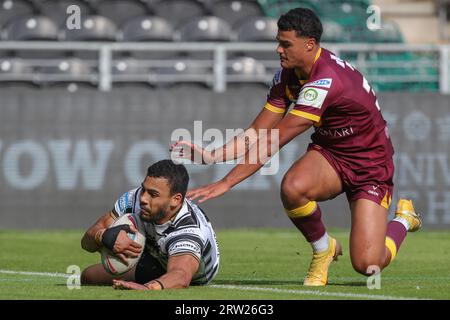 Hull, Großbritannien. September 2023. Darnell McIntosh #5 von Hull FC geht auf einen Versuch über und erzielt 8-6 Punkte in der ersten Hälfte des Spiels von Betfred Super League Round 26 gegen Huddersfield Giants im MKM Stadium, Hull, Großbritannien, 16. September 2023 (Foto: James Heaton/News Images) in Hull, Vereinigtes Königreich am 16.09.2023. (Foto: James Heaton/News Images/SIPA USA) Credit: SIPA USA/Alamy Live News Stockfoto