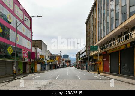 Medellin, Kolumbien - 15. April 2022: Leere Straßen von Medellin, Kolumbien während COVID. Stockfoto