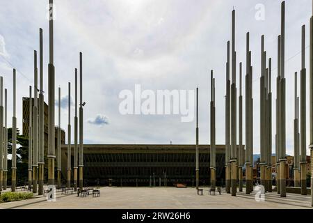 Medellin, Kolumbien - 15. April 2022: Der Park der Lichter auf der Plaza Cisneros in Medellín, Kolumbien. Stockfoto