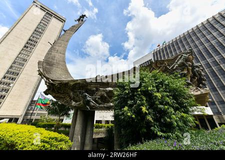 Medellin, Kolumbien - 15. April 2022: Alpujarra Administrative Center, städtischer Komplex Regierungsgebäude und Denkmal für das Rennen in Medellin, Kolumbien. Stockfoto