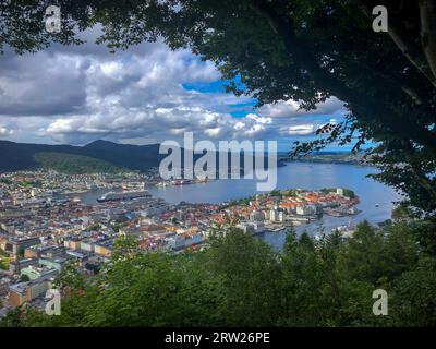 21.07.2023, Norwegen, Hordaland, Bergen - Blick auf die Stadt Bergen vom Hausberg FlÃ¸Yen. 00X230721D001CAROEX.JPG [MODELLVERSION: NEIN, RICHTIG Stockfoto