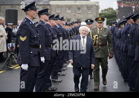 Präsident Michael D Higgins rekapituliert eine Ehrenwache vor der Enthüllung eines Garda Siochana Monument of Remembrance im Hauptquartier von Garda, Phoenix Park in Dublin. Bilddatum: Samstag, 16. September 2023. Stockfoto