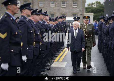 Präsident Michael D Higgins rekapituliert eine Ehrenwache vor der Enthüllung eines Garda Siochana Monument of Remembrance im Hauptquartier von Garda, Phoenix Park in Dublin. Bilddatum: Samstag, 16. September 2023. Stockfoto