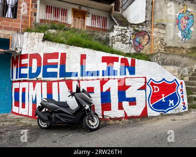 Bunte Straßen im Viertel Comuna 13 in Medellin, Kolumbien, einem ehemaligen, von Verbrechen heimgesuchten Viertel. Stockfoto