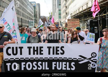 London, Großbritannien. 16. September 2023. Die Klimaaktivisten Extinction Rebellion und viele andere Organisationen organisierten den marsch im Rahmen der internationalen Kampagne „Global Fight to End Fossil Fuels“. Demonstranten fordern ein Ende der Verbrennung von fossilen Brennstoffen, die den Planeten erwärmen, da die Welt unter dramatischen Wetterextremen und rekordverdächtiger Hitze leidet. Proteste unter dem Motto "globaler Kampf zur Beendigung fossiler Brennstoffe" finden in Dutzenden von Ländern auf der ganzen Welt statt und werden das ganze Wochenende über andauern. Quelle: Waldemar Sikora / Alamy Live News Stockfoto