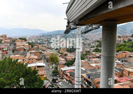 Juan XXIII Station mit Comuna XIII und der Gondel, die sie in Medellin, Kolumbien verbindet. Stockfoto