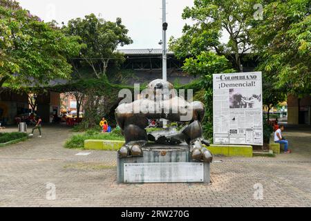 Medellin, Kolumbien - 14. April 2022: Botero-Vogelskulptur wurde 1995 bei einem Terroranschlag auf den San Antonio-Platz in Medellin, Antioqui, durch eine Bombe zerstört Stockfoto