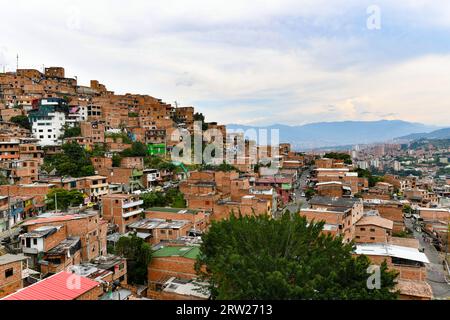 Juan XXIII Station mit Comuna XIII und der Gondel, die sie in Medellin, Kolumbien verbindet. Stockfoto