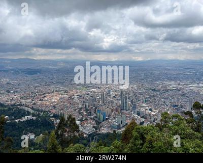 Bogota, Kolumbien - 12. April 2022: Panoramablick auf das Stadtzentrum von Bogota und BD Bacatá Torre Sur, das höchste Gebäude in Kolumbien vom Monserrate Hill i Stockfoto