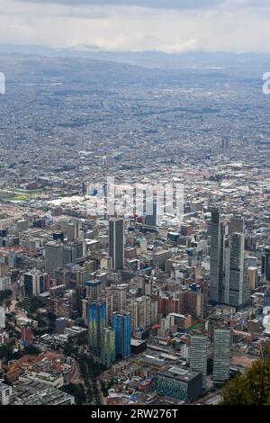 Bogota, Kolumbien - 12. April 2022: Panoramablick auf das Stadtzentrum von Bogota und BD Bacatá Torre Sur, das höchste Gebäude in Kolumbien vom Monserrate Hill i Stockfoto