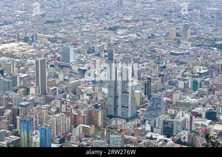 Bogota, Kolumbien - 12. April 2022: Panoramablick auf das Stadtzentrum von Bogota und BD Bacatá Torre Sur, das höchste Gebäude in Kolumbien vom Monserrate Hill i Stockfoto