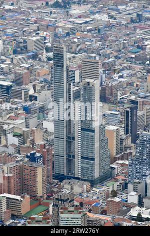 Bogota, Kolumbien - 12. April 2022: Panoramablick auf das Stadtzentrum von Bogota und BD Bacatá Torre Sur, das höchste Gebäude in Kolumbien vom Monserrate Hill i Stockfoto