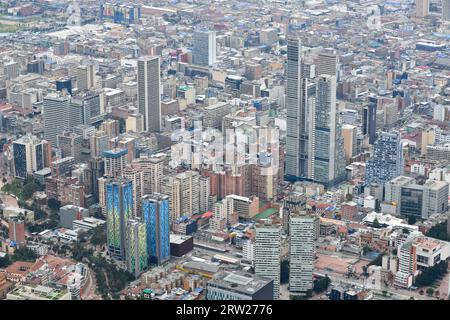 Bogota, Kolumbien - 12. April 2022: Panoramablick auf das Stadtzentrum von Bogota und BD Bacatá Torre Sur, das höchste Gebäude in Kolumbien vom Monserrate Hill i Stockfoto