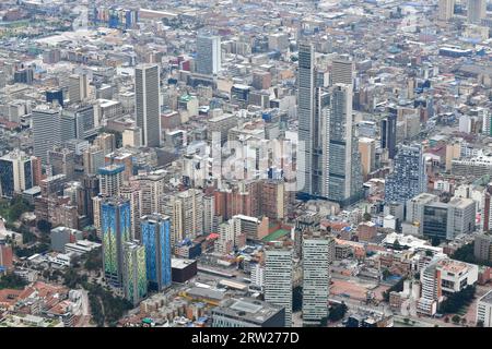 Bogota, Kolumbien - 12. April 2022: Panoramablick auf das Stadtzentrum von Bogota und BD Bacatá Torre Sur, das höchste Gebäude in Kolumbien vom Monserrate Hill i Stockfoto