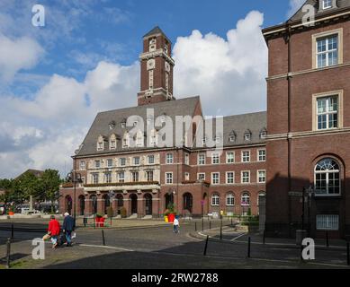 05.08.2023, Deutschland, Nordrhein-Westfalen, Bottrop - Rathaus im Stadtzentrum. 00X230805D010CAROEX.JPG [MODELLVERSION: NEIN, EIGENSCHAFTSVERSION: NEIN Stockfoto