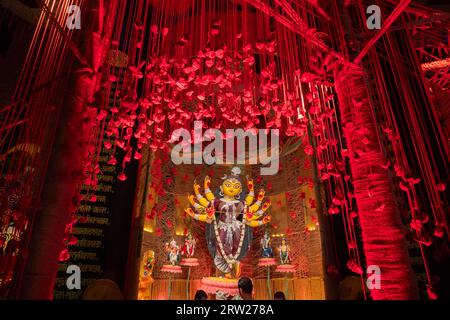 Howrah, West Bengal, Indien - 3. Oktober 2022: Das wunderschön dekorierte Durga-Idol wird im Puja-Pandal verehrt. Durga Puja ist die größte festiva Stockfoto