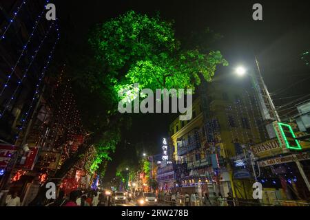 Kolkata, Westbengalen, Indien- 4h Oktober 2022 : geschmückte und beleuchtete Straße während der Durga Puja-Festivalnacht. Durga puja ist das größte Festival. Stockfoto