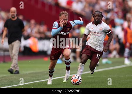 London Stadium, London, Großbritannien. September 2023. Premier League Football, West Ham United gegen Manchester City; Jarrod Bowen von West Ham United gewinnt Jeremy Doku von Manchester City Credit: Action Plus Sports/Alamy Live News Stockfoto