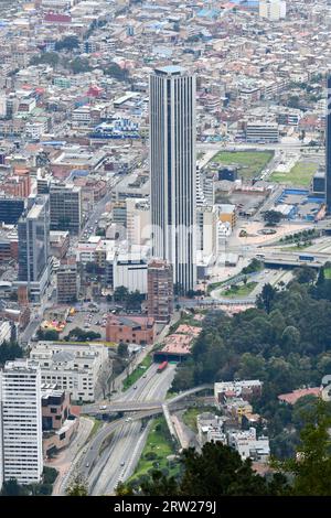 Bogota, Kolumbien - 12. April 2022: Panoramablick auf das Stadtzentrum von Bogota und Torre Colpatria in Kolumbien vom Monserrate Hill in Kolumbien. Stockfoto