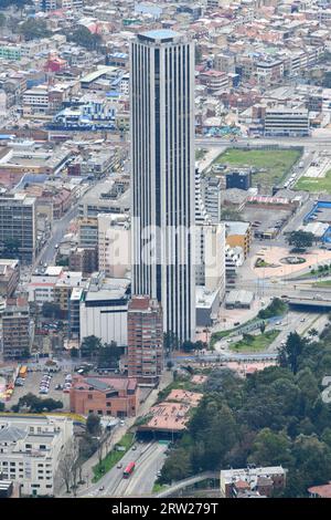 Bogota, Kolumbien - 12. April 2022: Panoramablick auf das Stadtzentrum von Bogota und Torre Colpatria in Kolumbien vom Monserrate Hill in Kolumbien. Stockfoto