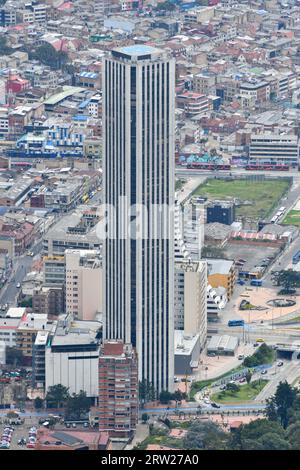 Bogota, Kolumbien - 12. April 2022: Panoramablick auf das Stadtzentrum von Bogota und Torre Colpatria in Kolumbien vom Monserrate Hill in Kolumbien. Stockfoto