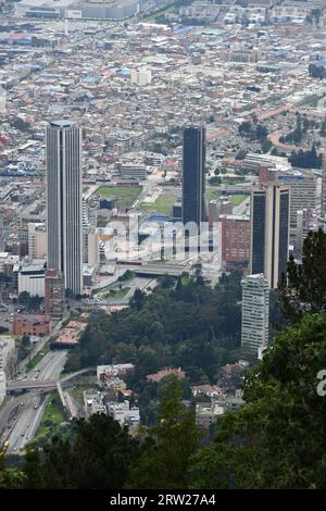 Bogota, Kolumbien - 12. April 2022: Panoramablick auf das Stadtzentrum von Bogota und Torre Colpatria in Kolumbien vom Monserrate Hill in Kolumbien. Stockfoto