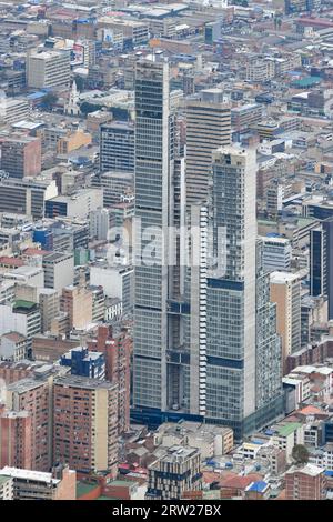 Bogota, Kolumbien - 12. April 2022: Panoramablick auf das Stadtzentrum von Bogota und BD Bacatá Torre Sur, das höchste Gebäude in Kolumbien vom Monserrate Hill i Stockfoto