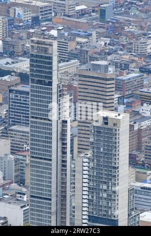 Bogota, Kolumbien - 12. April 2022: Panoramablick auf das Stadtzentrum von Bogota und BD Bacatá Torre Sur, das höchste Gebäude in Kolumbien vom Monserrate Hill i Stockfoto