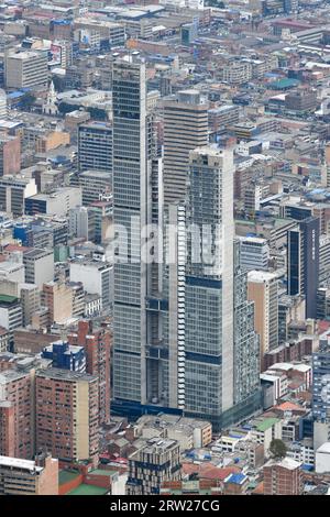 Bogota, Kolumbien - 12. April 2022: Panoramablick auf das Stadtzentrum von Bogota und BD Bacatá Torre Sur, das höchste Gebäude in Kolumbien vom Monserrate Hill i Stockfoto