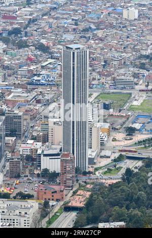 Bogota, Kolumbien - 12. April 2022: Panoramablick auf das Stadtzentrum von Bogota und Torre Colpatria in Kolumbien vom Monserrate Hill in Kolumbien. Stockfoto