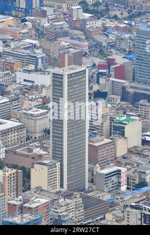 Bogota, Kolumbien - 12. April 2022: Panoramablick auf das Stadtzentrum von Bogota und Torre Colpatria in Kolumbien vom Monserrate Hill in Kolumbien. Stockfoto