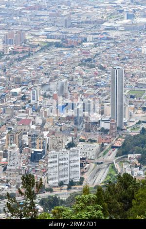 Bogota, Kolumbien - 12. April 2022: Panoramablick auf das Stadtzentrum von Bogota und Torre Colpatria in Kolumbien vom Monserrate Hill in Kolumbien. Stockfoto