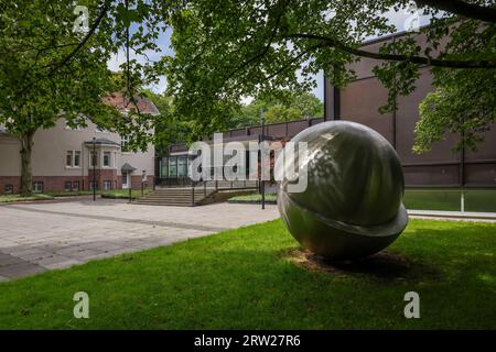 05.08.2023, Deutschland, Nordrhein-Westfalen, Bottrop - Josef Albers Museum Quadrat im Stadtgarten Bottrop, vor dem Werk von Ernst Hermanns: TW Stockfoto