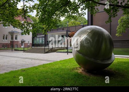 05.08.2023, Deutschland, Nordrhein-Westfalen, Bottrop - Josef Albers Museum Quadrat im Stadtgarten Bottrop, vor dem Werk von Ernst Hermanns: TW Stockfoto