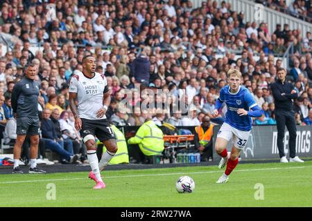 Derby, Großbritannien. September 2023. Der Nathaniel Mendez-Laing aus dem Derby County kommt unter Druck von Portsmouth's Paddy Lane während des Spiels der EFL Sky Bet League 1 zwischen Derby County und Portsmouth im Pride Park Stadium, Derby, England am 16. September 2023 zurück. Foto von Stuart Leggett. Nur redaktionelle Verwendung, Lizenz für kommerzielle Nutzung erforderlich. Keine Verwendung bei Wetten, Spielen oder Veröffentlichungen eines einzelnen Vereins/einer Liga/eines einzelnen Spielers. Credit: UK Sports Pics Ltd/Alamy Live News Stockfoto