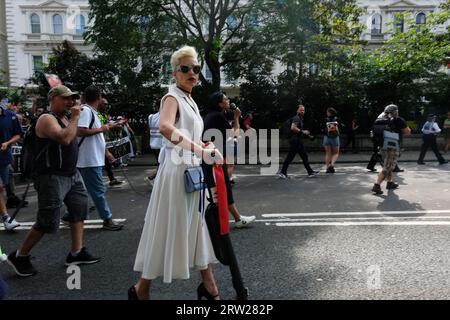 London, Vereinigtes Königreich. September 2023. Am Jahrestag des Todes von Mahsa Amini marschieren die Menschen, um Solidarität mit der iranischen Bevölkerung Laura Gaggero/Alamy Live News zu zeigen. Stockfoto