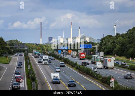 07.08.2023, Deutschland, Nordrhein-Westfalen, Bottrop - Rushhour Verkehr auf der Autobahn A2, Kohlekraftwerk Uniper in Gelsenkirchen Scholven Stockfoto