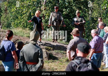 Halberstadt, Deutschland. September 2023. Historische Schauspieler führen Besucher durch die Medingschanze. Die Medingschanze, wohl der einzige erhaltene Schaugraben aus der Zeit des 1. Weltkriegs auf deutschem Boden, kann bei organisierten Führungen in den Spiegelsbergen besichtigt werden. Quelle: Matthias Bein/dpa/Alamy Live News Stockfoto