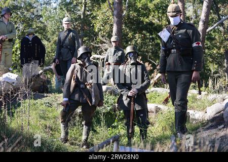 Halberstadt, Deutschland. September 2023. Historische Schauspieler führen Besucher durch die Medingschanze. Die Medingschanze, wohl der einzige erhaltene Schaugraben aus der Zeit des 1. Weltkriegs auf deutschem Boden, kann bei organisierten Führungen in den Spiegelsbergen besichtigt werden. Quelle: Matthias Bein/dpa/Alamy Live News Stockfoto