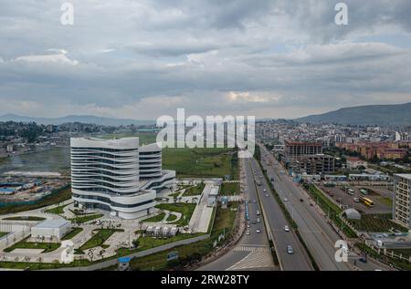 (230916) -- ADDIS ABEBA, 16. September 2023 (Xinhua) -- dieses Luftbild zeigt den Hauptsitz der Africa Centers for Disease Control and Prevention (Africa CDC) in Addis Abeba, Äthiopien, 10. September 2023. In den südlichen Vororten von Addis Abeba gelegen, wurde das von China unterstützte Hauptquartier der Afrikanischen Entwicklungszusammenarbeit (CDC) im Januar 2023 offiziell eingeweiht. Das chinesische technische Serviceteam wurde im Juni dieses Jahres gegründet und wird drei Jahre lang technische Services und zwei Jahre Wartung gleichzeitig anbieten. (Xinhua/Wang Guansen) Stockfoto