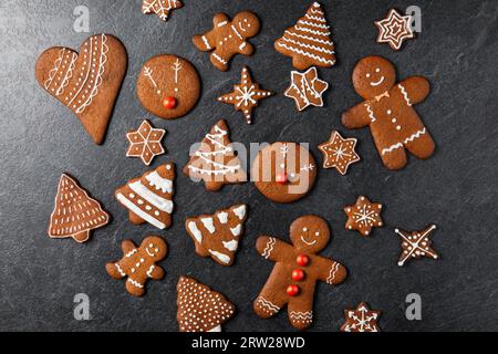 Nahaufnahme von eiskalten Lebkuchen auf schwarzer Tischplatte Stockfoto