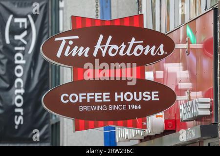 Tim Hortons Zeichen und Banner. Kanadas beliebteste Schnellrestaurant-Kette namens Tim's oder Timmies serviert Kaffee, Donuts, Fast Food. Stockfoto
