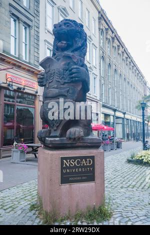 NSCAD University Banner und Statue am Eingang des Campus, Halifax Downtown. Nova Scotia College of Art and Design. HALIFAX, NOVA SCOTIA, KANADA Stockfoto