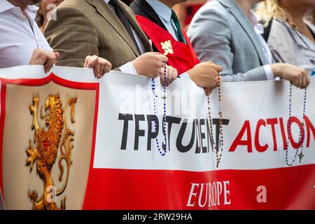 Köln, Deutschland. September 2023. Teilnehmer des „Marsches für das Leben“ halten den Rosenkranz während der Demonstration in den Händen. Quelle: Thomas Banneyer/dpa/Alamy Live News Stockfoto