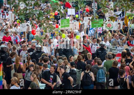 Köln, Deutschland. September 2023. Gegendemonstratoren und Teilnehmer des "Marsches um das Leben" stehen sich in Köln gegenüber. Quelle: Thomas Banneyer/dpa/Alamy Live News Stockfoto